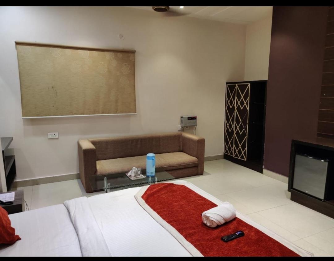 Hotel Sanjay Galaxy,Kanpur Ngoại thất bức ảnh